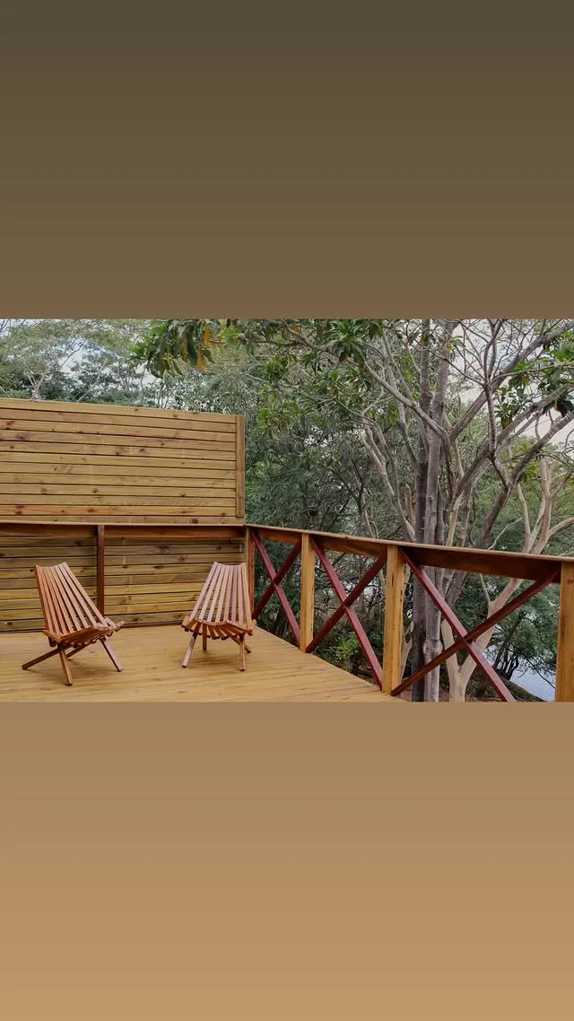 Deck com cadeiras e mata ao redor